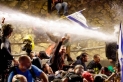 الشرطة الإسرائيلية تفرق المتظاهرين قرب مقر إقامة نتنياهو بالمياه العادمة