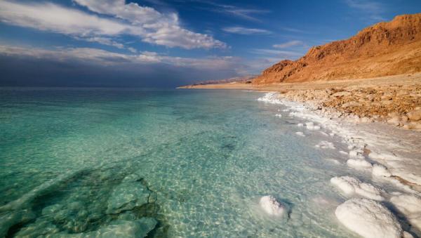 أردنيون يقبلون على السياحة الداخلية في العطلة